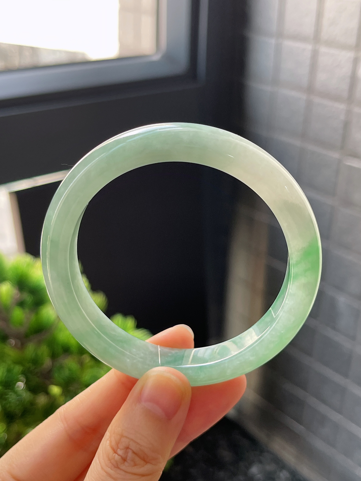 正圈56圈口，翡翠糯化种飘绿手镯