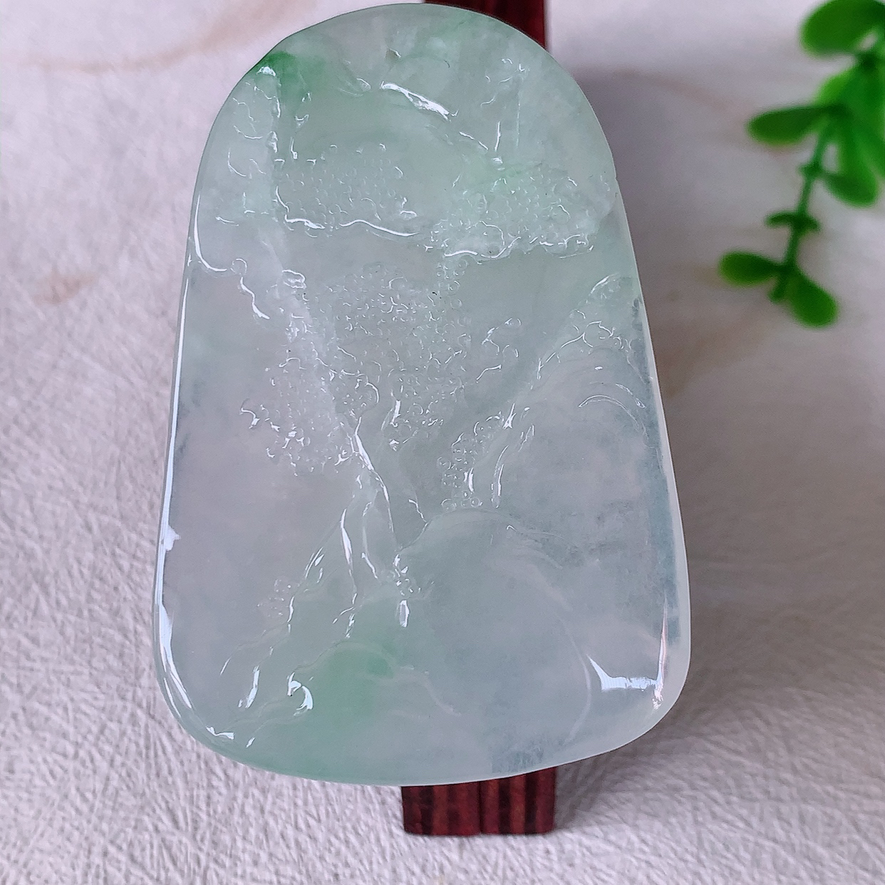 自然光实拍，冰种飘阳绿翡翠山水牌吊坠，立体生动形象，山水素材布局合理，意境感佳， 佩戴上身效果更高贵 #50.尺寸60.5*40.5*7.2