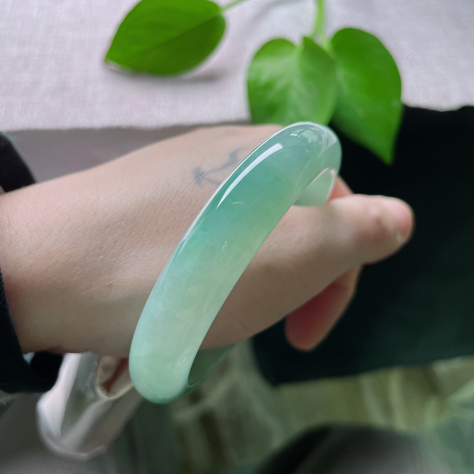 特惠活动#56/12.3/8.2，绿底正圈，水润细腻，种老，上手是触得到的柔滑，贴肤不凉，久戴愈润。有纹，ss50930a..