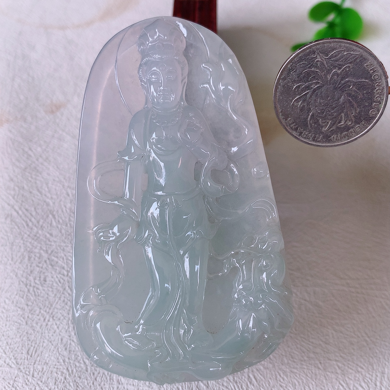 自然光实拍，冰种翡翠观音牌吊坠，赐福翡翠观音，冰透，观音面相慈祥，雕琢细致， 佩戴气质！#50尺寸80*47.5-7.8