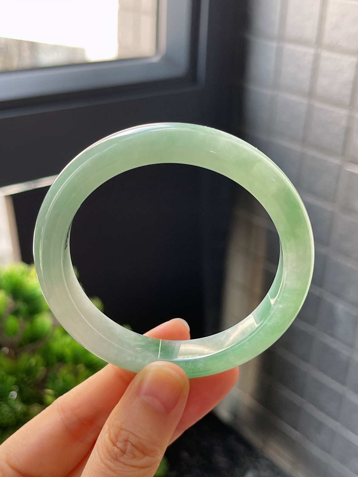 正圈56圈口，翡翠糯化种飘绿手镯