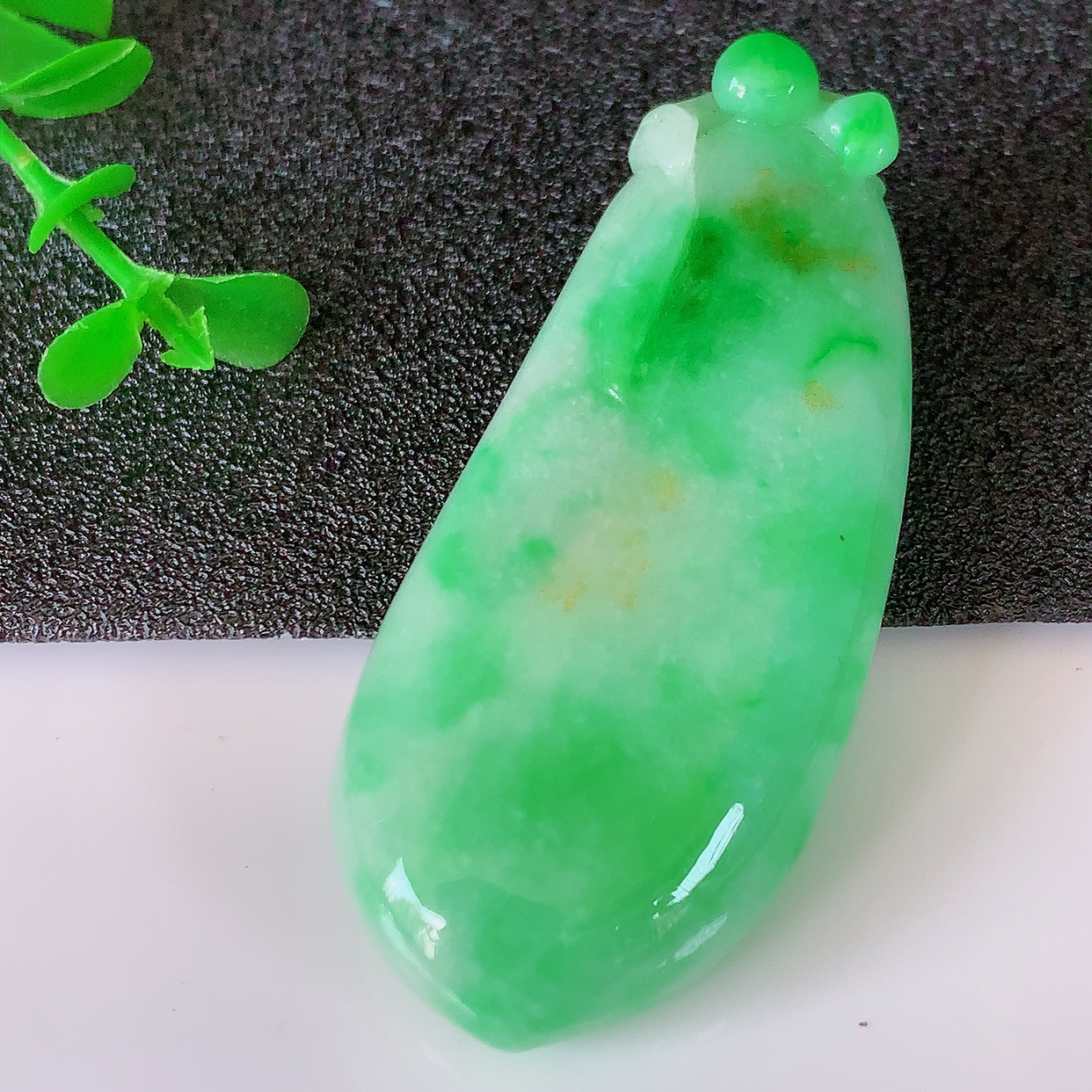 自然光实拍，水润黄加绿翡翠招财福瓜吊坠，精美饱满福瓜，种水足，形态圆润饱满， 福相十足 ！#50.尺寸51-22-7.5
