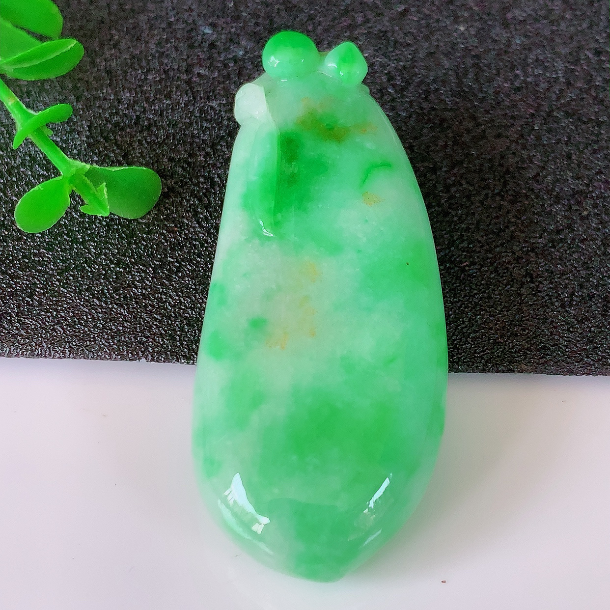 自然光实拍，水润黄加绿翡翠招财福瓜吊坠，精美饱满福瓜，种水足，形态圆润饱满， 福相十足 ！#50.尺