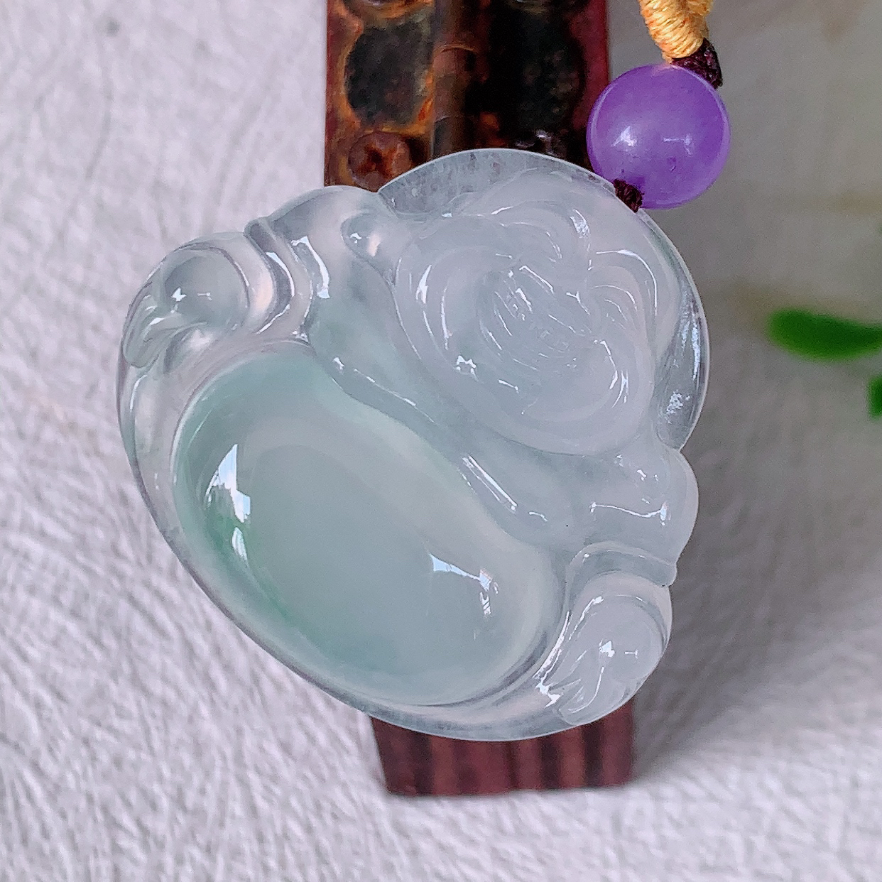 自然光实拍，冰种飘花翡翠佛公吊坠，饱满，种水上乘，晶莹剔透，起强玻璃光泽。佛公亦保平安，寓意有福（佛公）相伴，品相佳， 配戴优雅迷人！#a50尺寸27.8-25-6