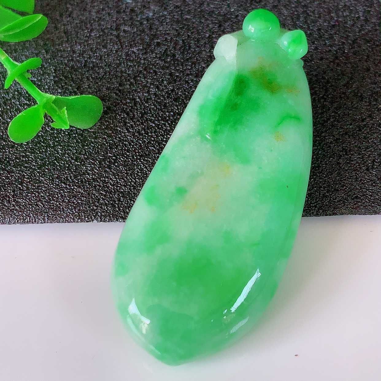 自然光实拍，水润黄加绿翡翠招财福瓜吊坠，精美饱满福瓜，种水足，形态圆润饱满， 福相十足 ！#50.尺