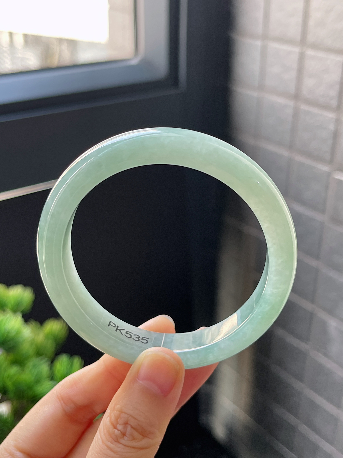 正圈56.8圈口，翡翠糯化种绿色手镯