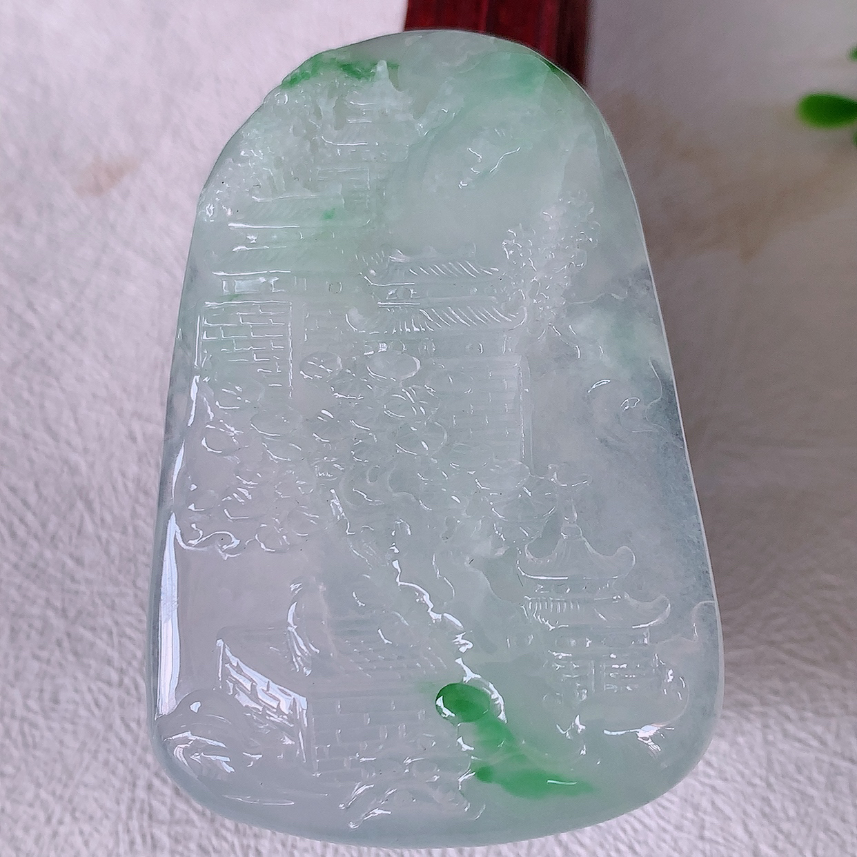 自然光实拍，冰种飘阳绿翡翠山水牌吊坠，立体生动形象，山水素材布局合理，意境感佳， 佩戴上身效果更高贵