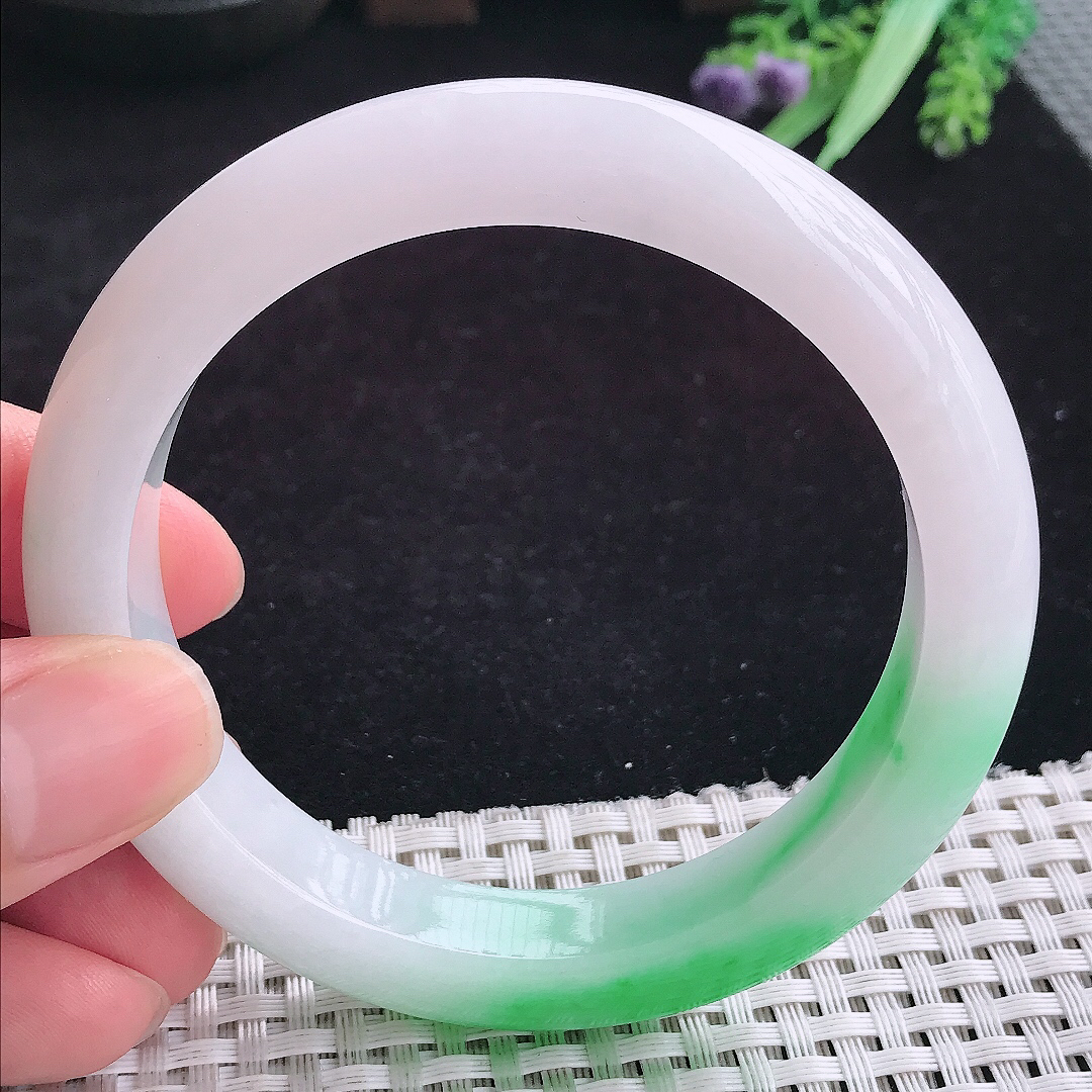 实拍A货翡翠60/12.2/9.3老坑冰润飘阳绿手镯大圈口白底青玉手镯女款平安镯