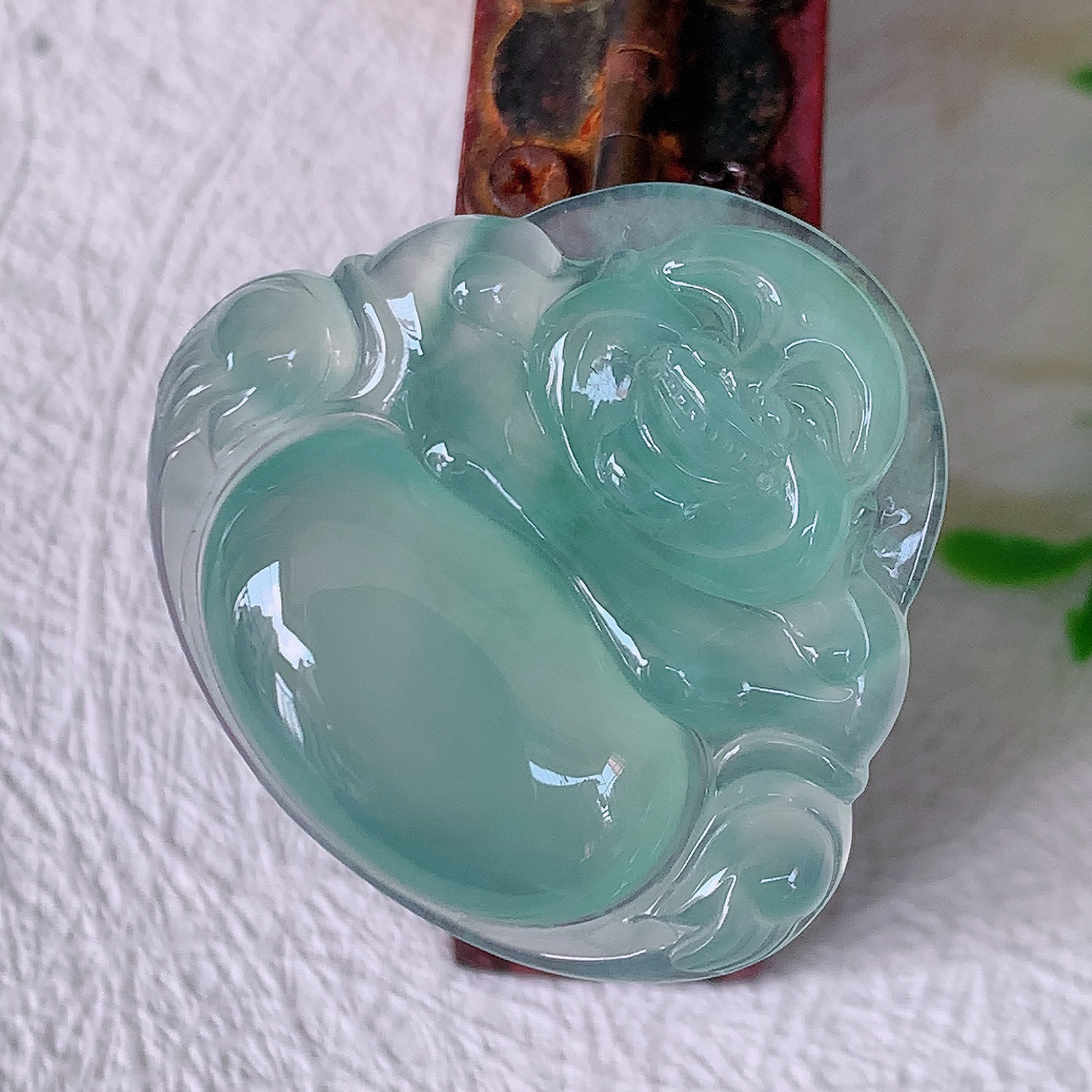 自然光实拍，冰种佛公翡翠吊坠，饱满，种水上乘，晶莹剔透，起强玻璃光泽。佛公亦保平安，寓意有福（佛公）相伴，品相佳， 配戴优雅迷人！#a50尺寸30*27.6*5.8