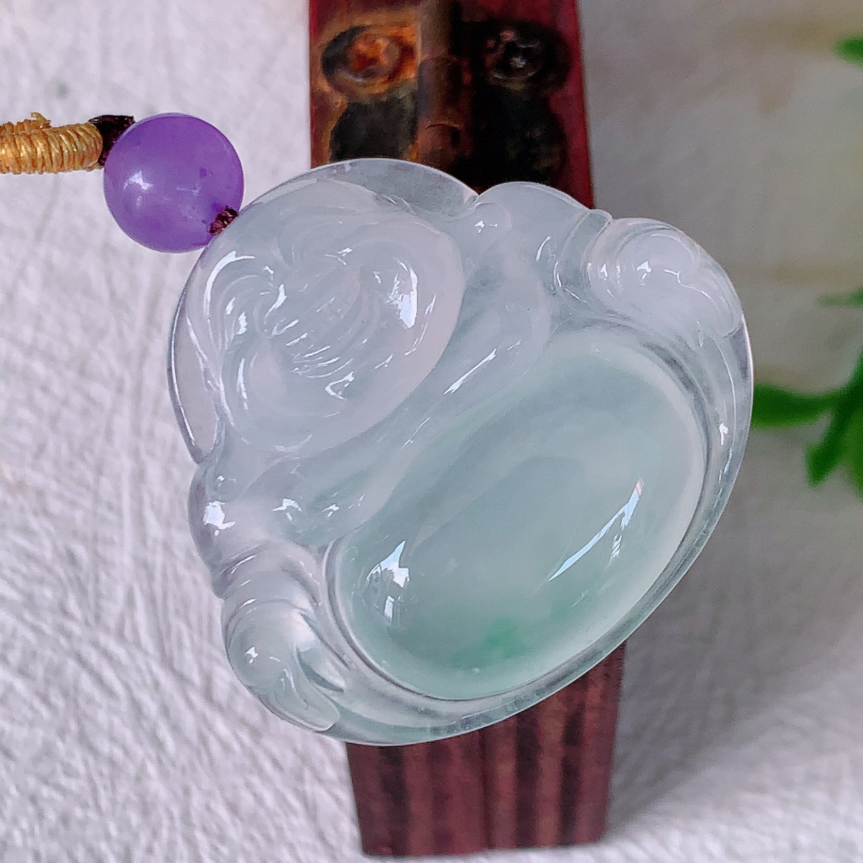 自然光实拍，冰种飘花翡翠佛公吊坠，饱满，种水上乘，晶莹剔透，起强玻璃光泽。佛公亦保平安，寓意有福（佛公）相伴，品相佳， 配戴优雅迷人！#a50尺寸27.8-25-6
