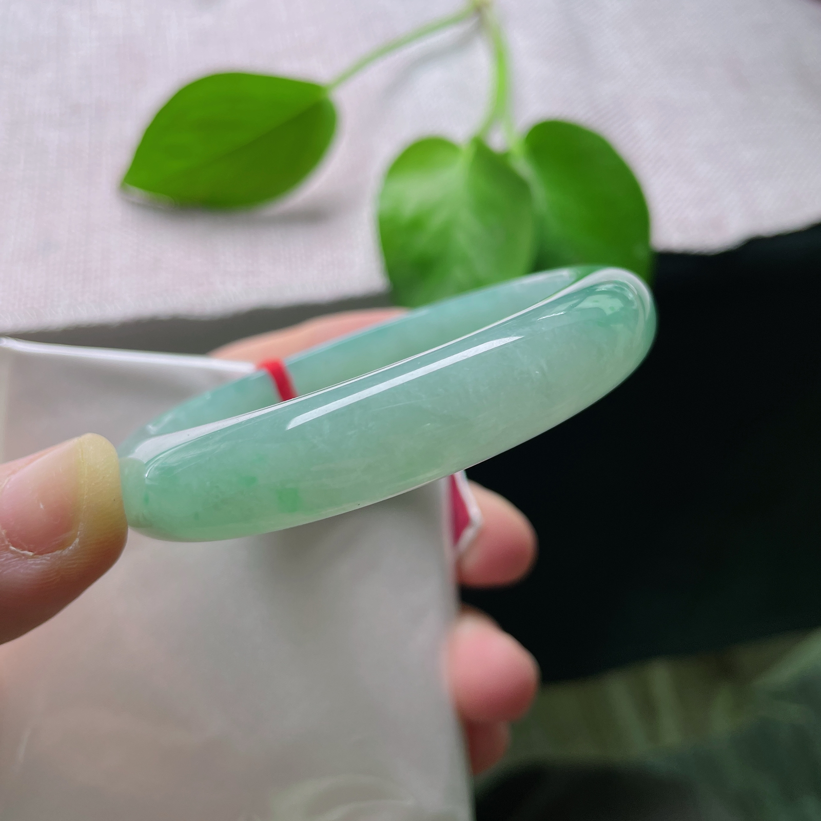 特惠活动#56/12.3/8.2，绿底正圈，水润细腻，种老，上手是触得到的柔滑，贴肤不凉，久戴愈润。有纹，ss50930a..