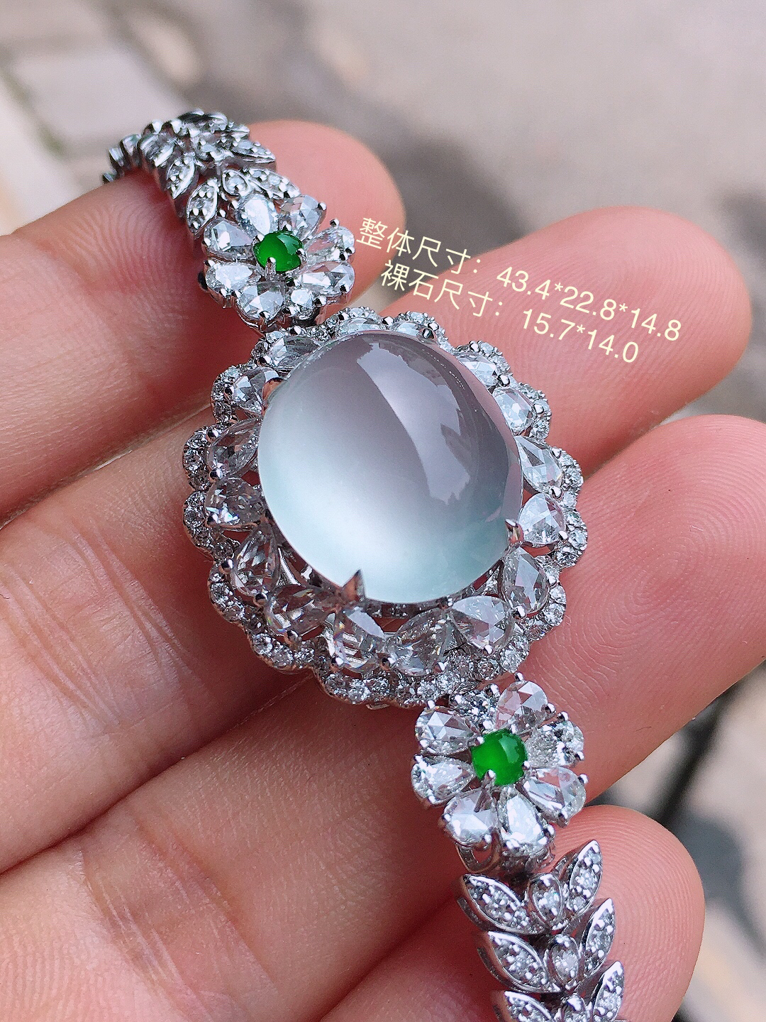 高冰蛋面手链/吊坠两用款，玉质细腻，荧光感超
强，饱满圆润，简单大方，尽显优雅气质，18k
金豪华镶嵌