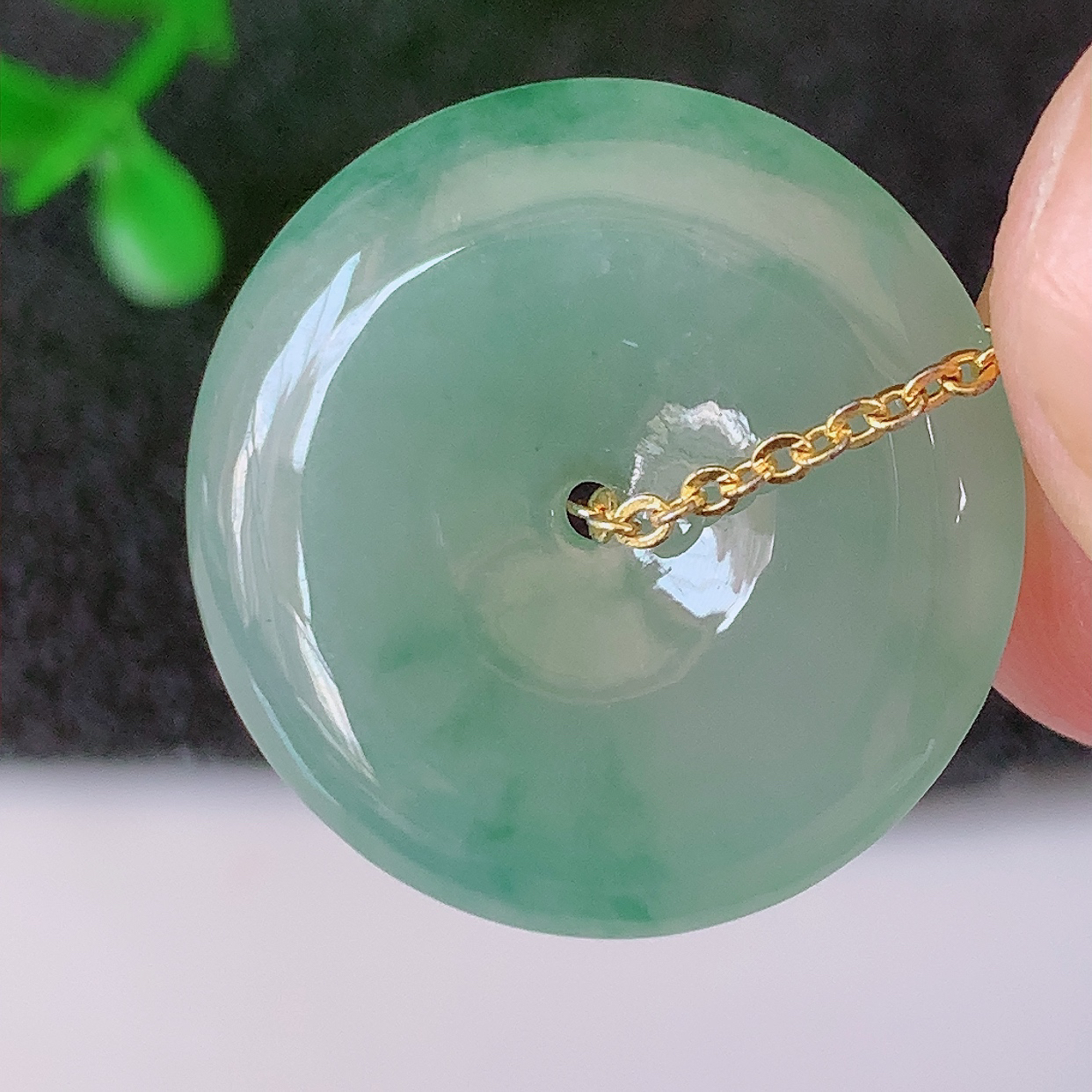 自然光实拍，冰种飘花翡翠平安扣吊坠，冰透，灵动飘逸，寓意平平安安， 平安扣佩戴端庄漂亮！#50.尺寸21.5*4.5