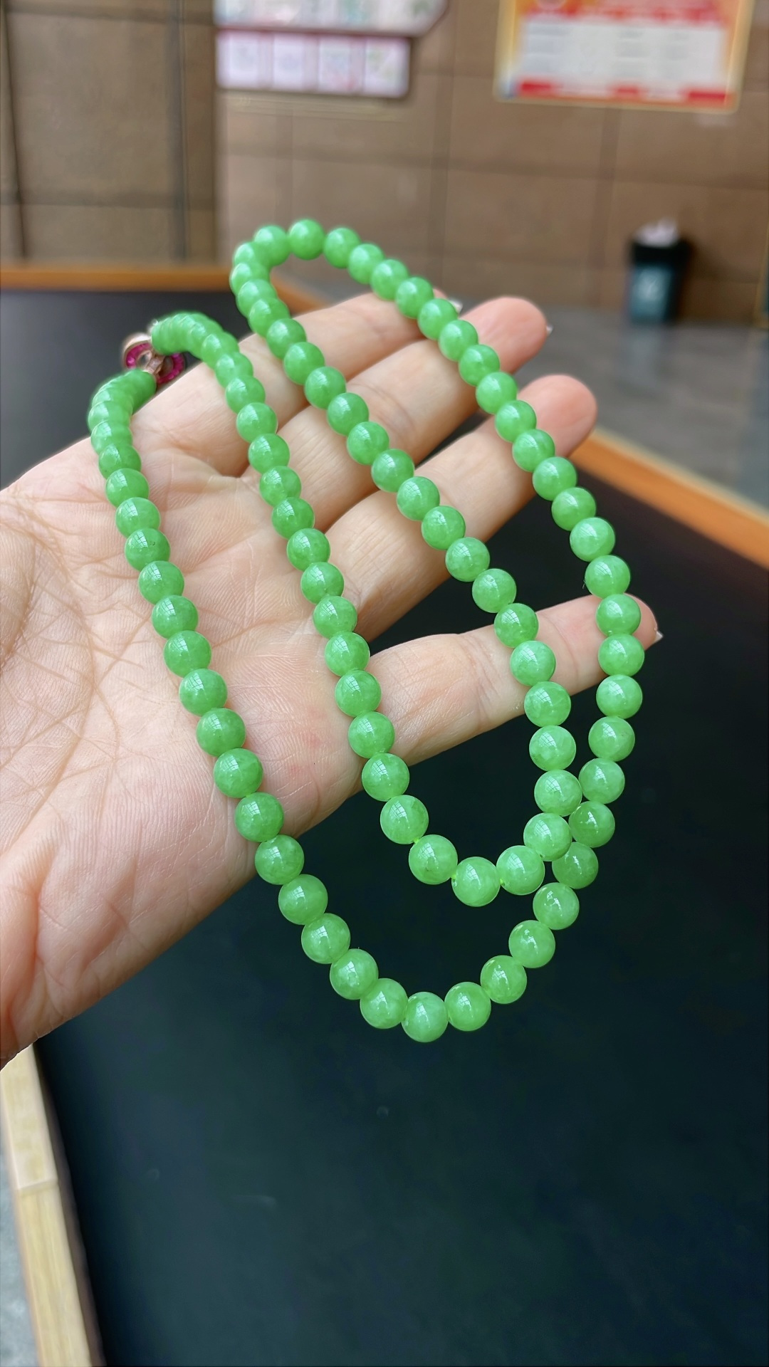 冰阳绿珠链 色泽鲜艳，珠圆玉润 尺寸：5.8-6.5，96颗