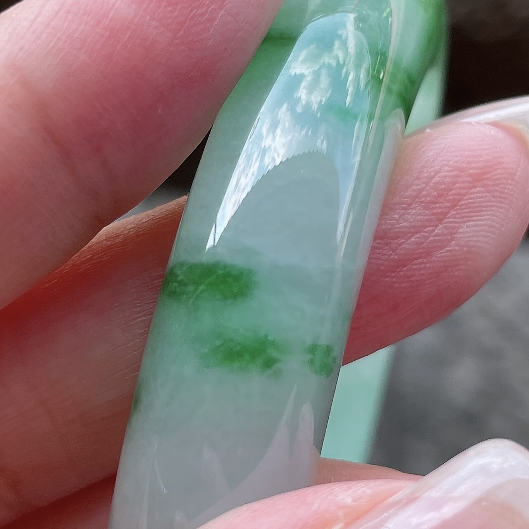 手镯正圈54 55圈口54.3-12.5-9.7编码0528E16描述冰种飘绿花，晶莹剔透，水润，种老，有纹