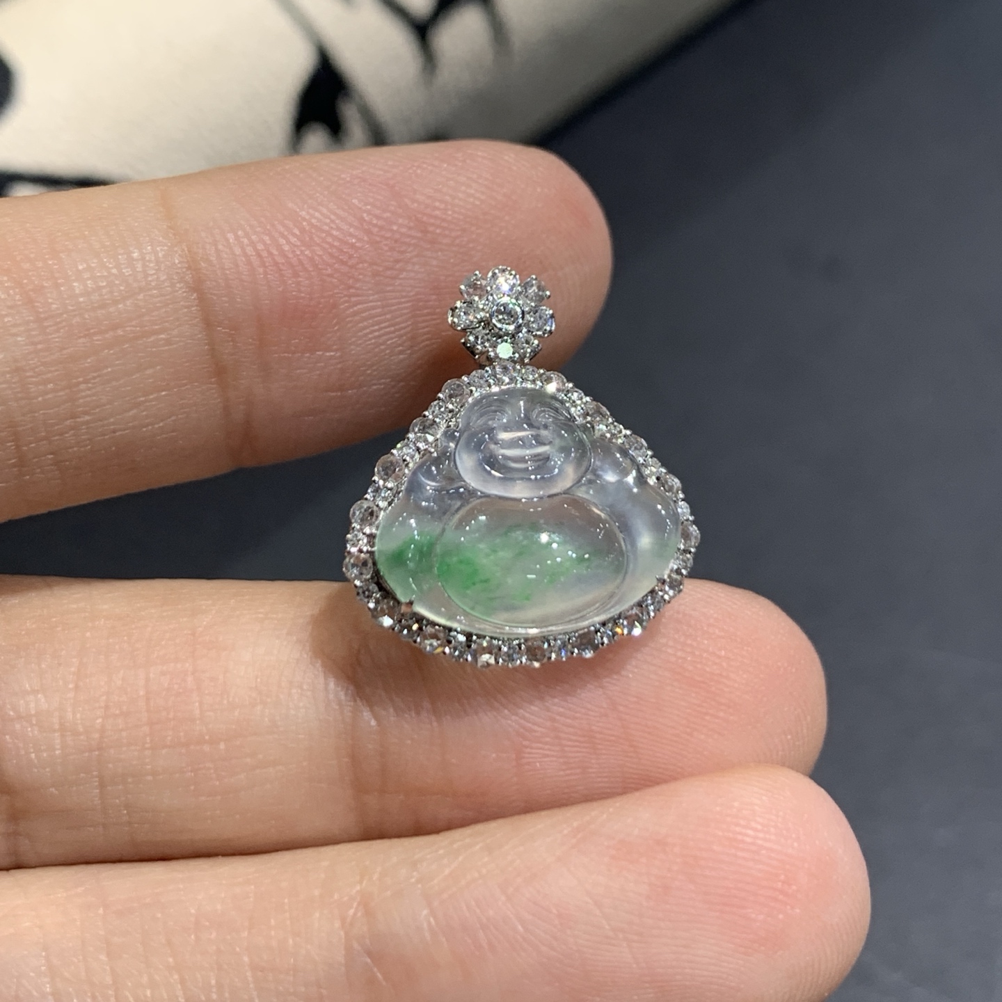 🩷0528🩷 飘绿花笑佛 肚里藏金 18K真金镶嵌 整体:19.1-16.8-7.7 裸石:11.3