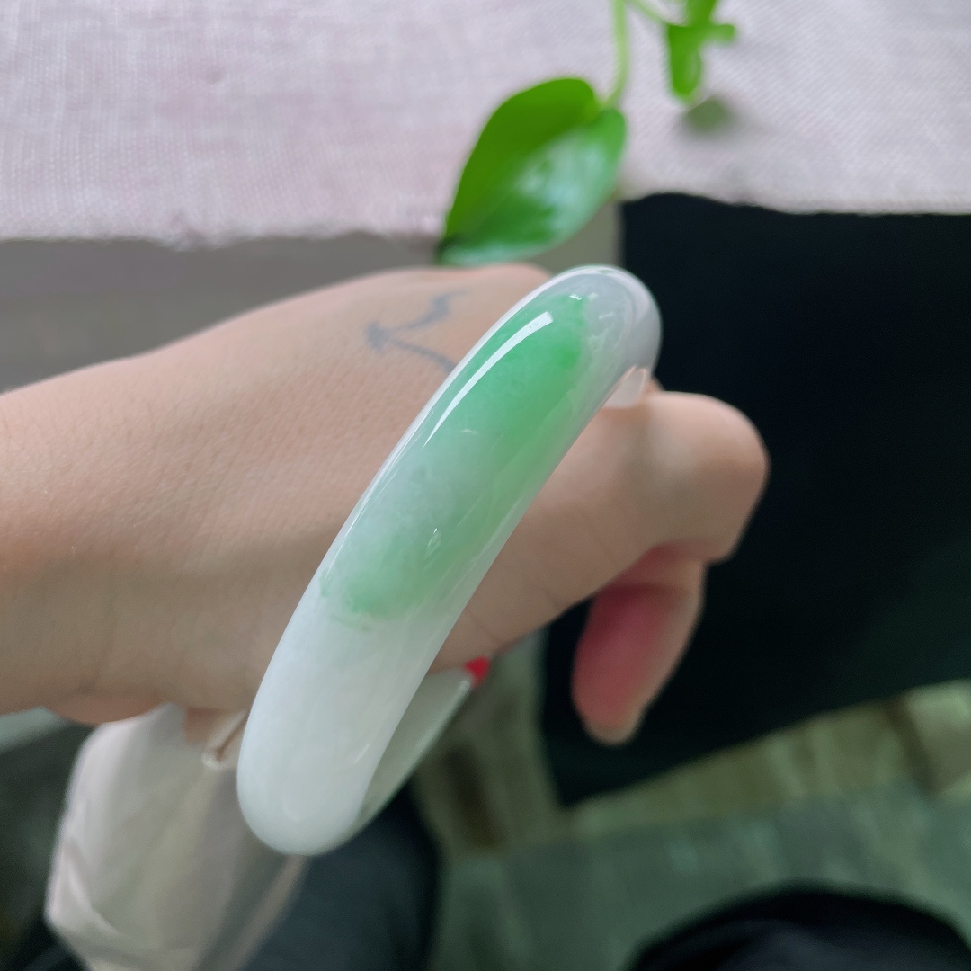 57.6/13/8.6飘绿正圈，白底青，于素白处见繁华。 那一抹绿，是给平淡生活最好的点缀。棉团无裂。ss53390a