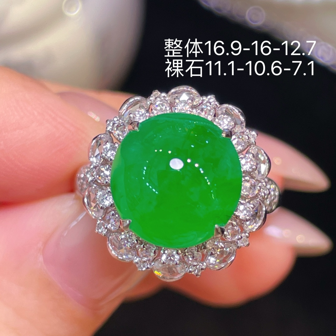 翡翠A货 蛋面戒指 阳绿满色，料子冰润细腻，种老起光，18k金镶真钻，上身佩戴效果很好 尺寸如图，
