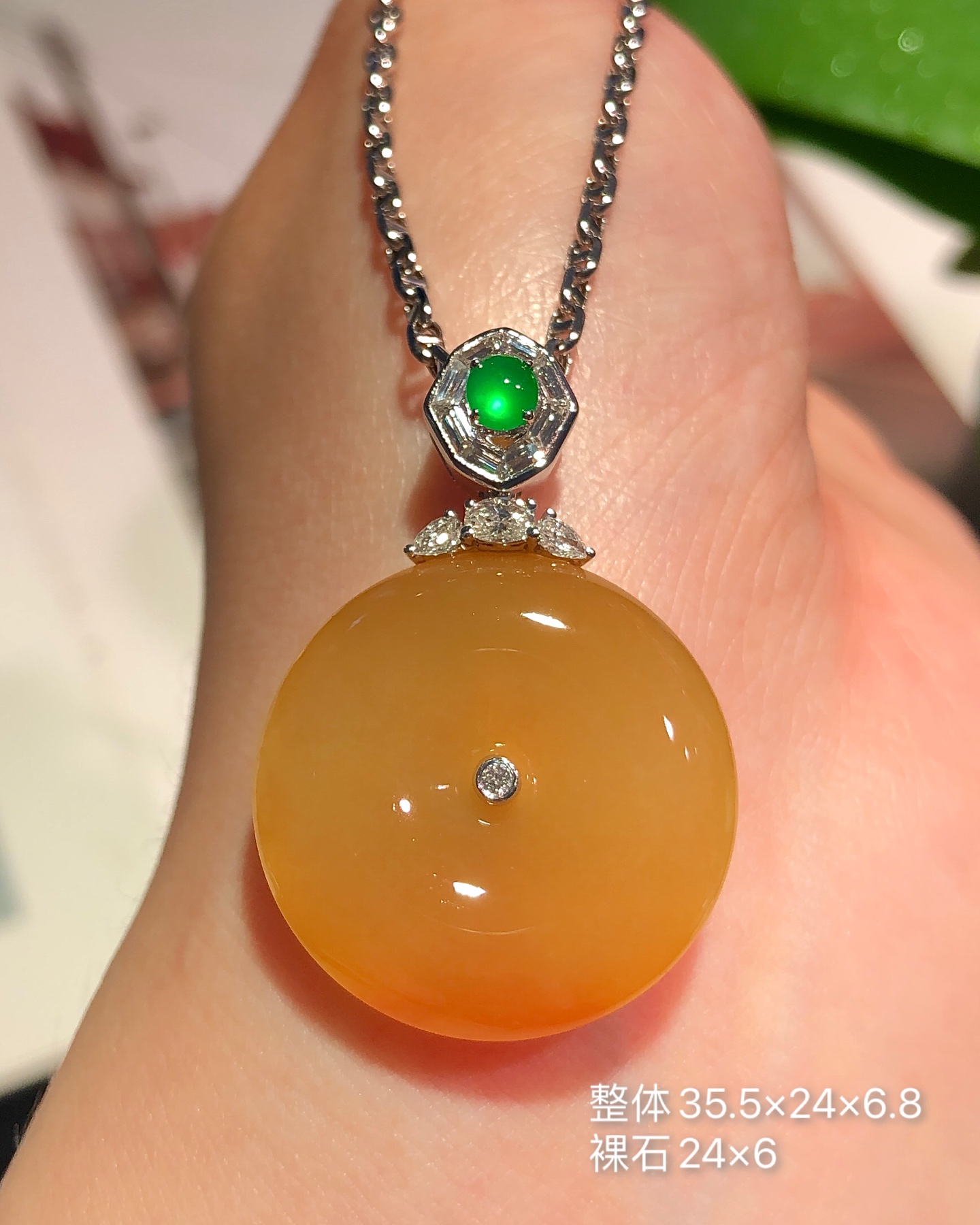 缅甸冰种黄翡平安扣吊坠 裸镶黄翡扣子，底子细腻温润，起胶色匀，肉厚立体，搭配玻璃种顶珠，一眼醉人 整
