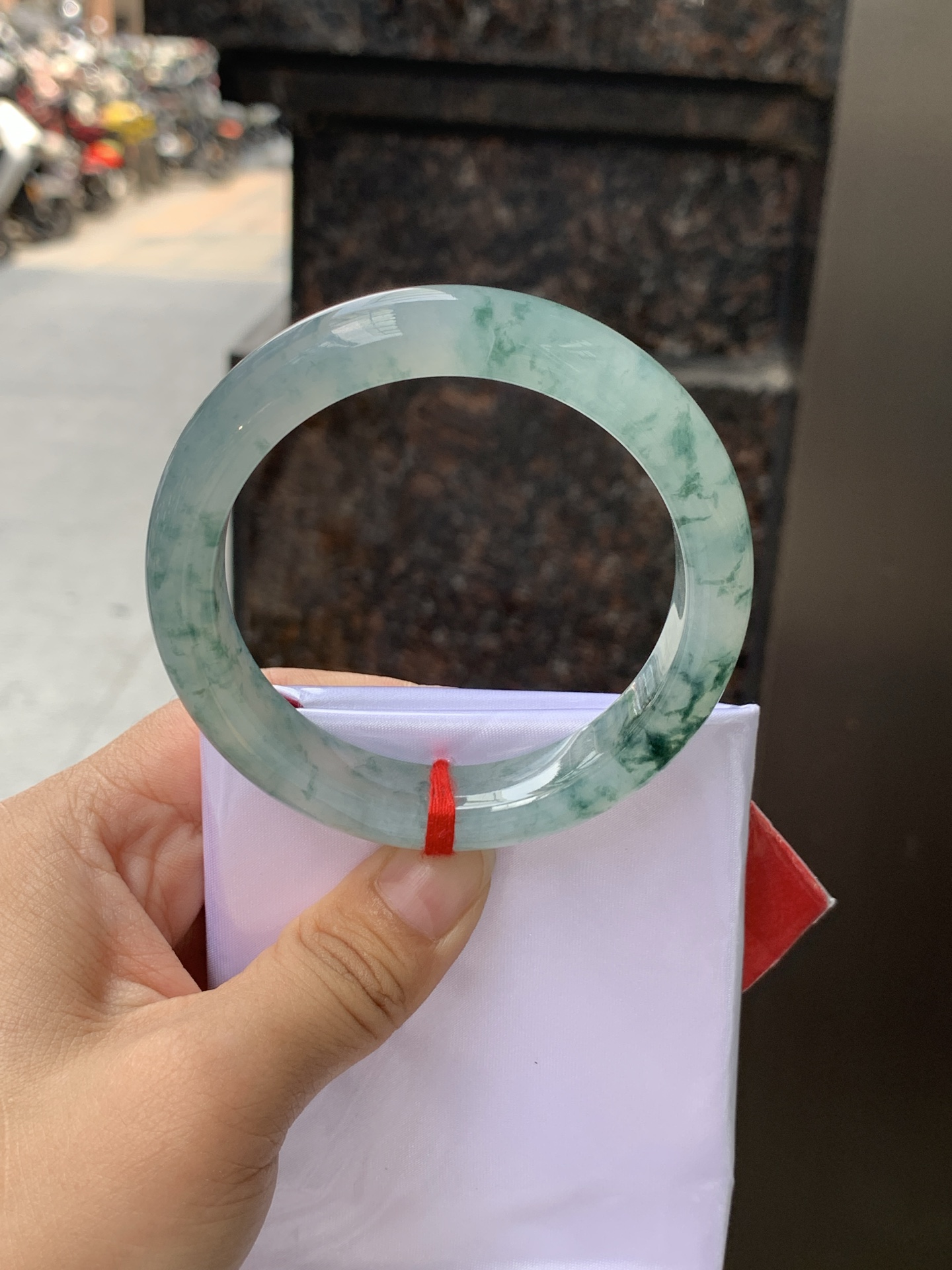 冰飘花正圈 58-12.4-9 0529-N829 打灯纹裂，底妆冰润细腻，冰底中开出了朵朵蓝花，飘花灵动飘逸，勾勒出一幅唯美诗意的山水意境画，古典优雅又秀气