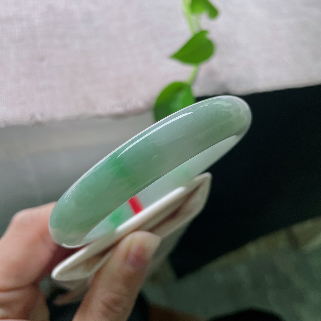 58.8/12.1/8.2，飘绿正圈，水润，细腻，贵气，耐看下，优雅，有纹，ss52573a