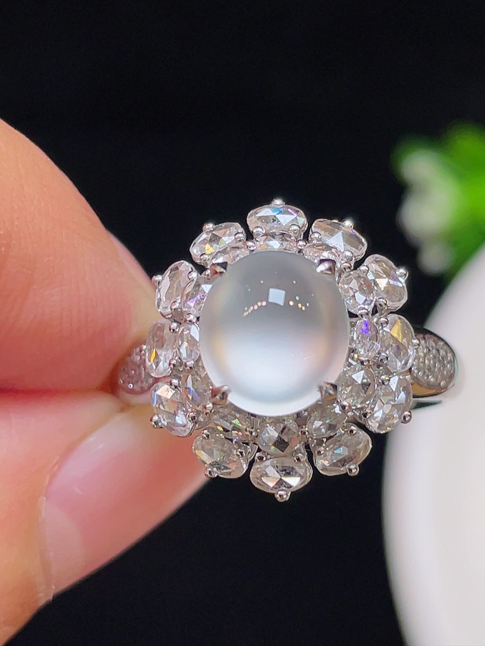 大件饱满，通透水润，玉质细腻，翠色鲜艳，18k金奢华钻石镶嵌，8.1-7.2-4.0