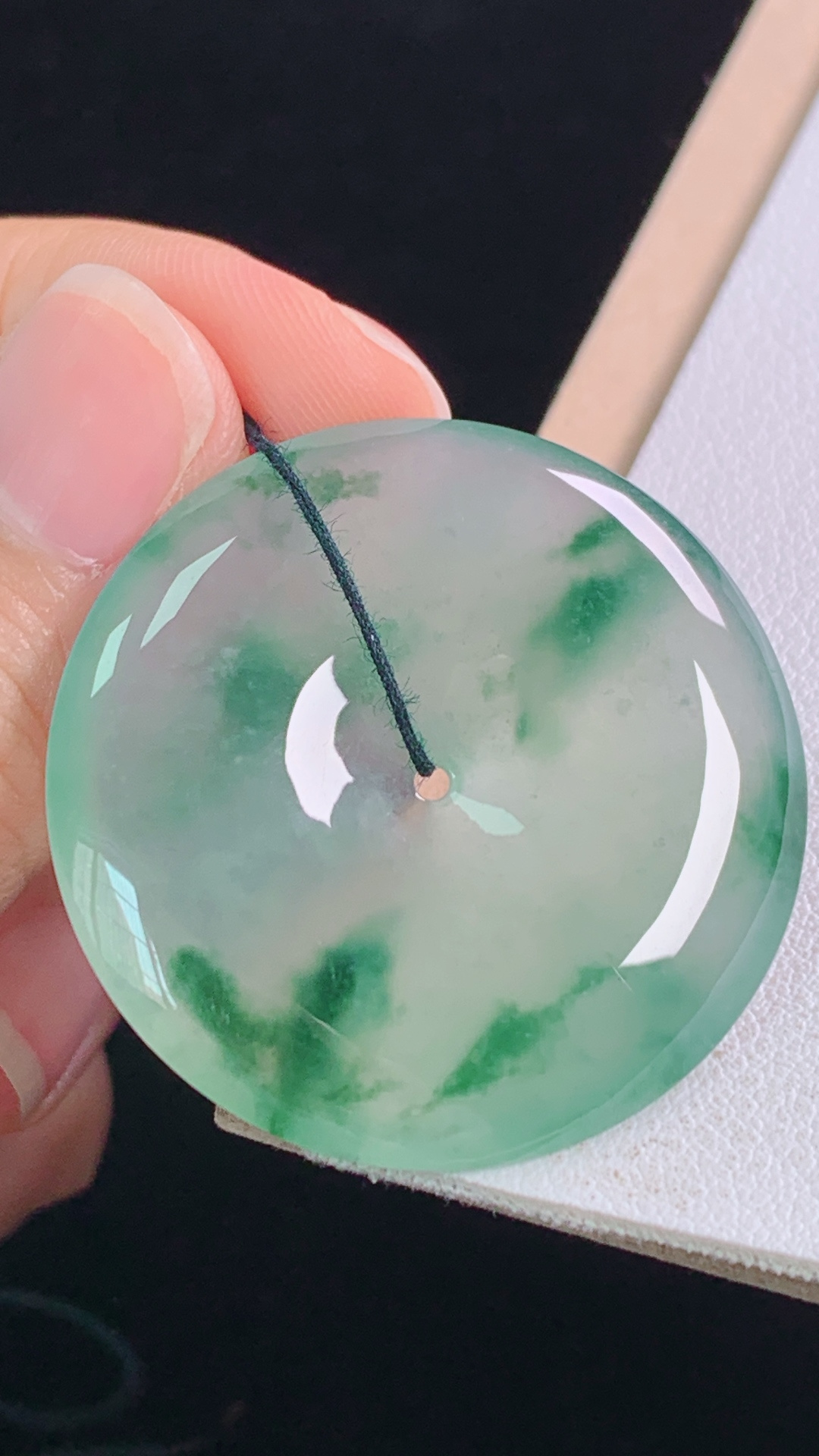 冰晴飘花平安扣 种色俱佳，花色灵动，无裂 尺寸:34.5-5.4mm 26