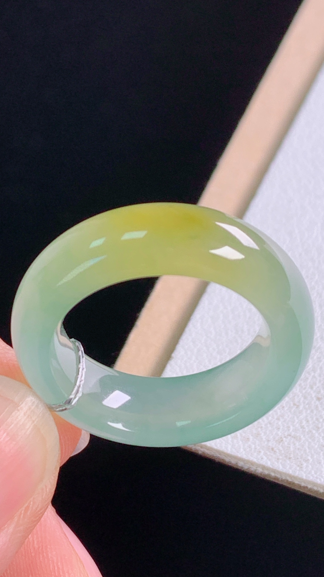 冰黄指环 天然黄翡，水润清爽，无裂 尺寸:圈口15/17.4-7.1-4.0mm 25
