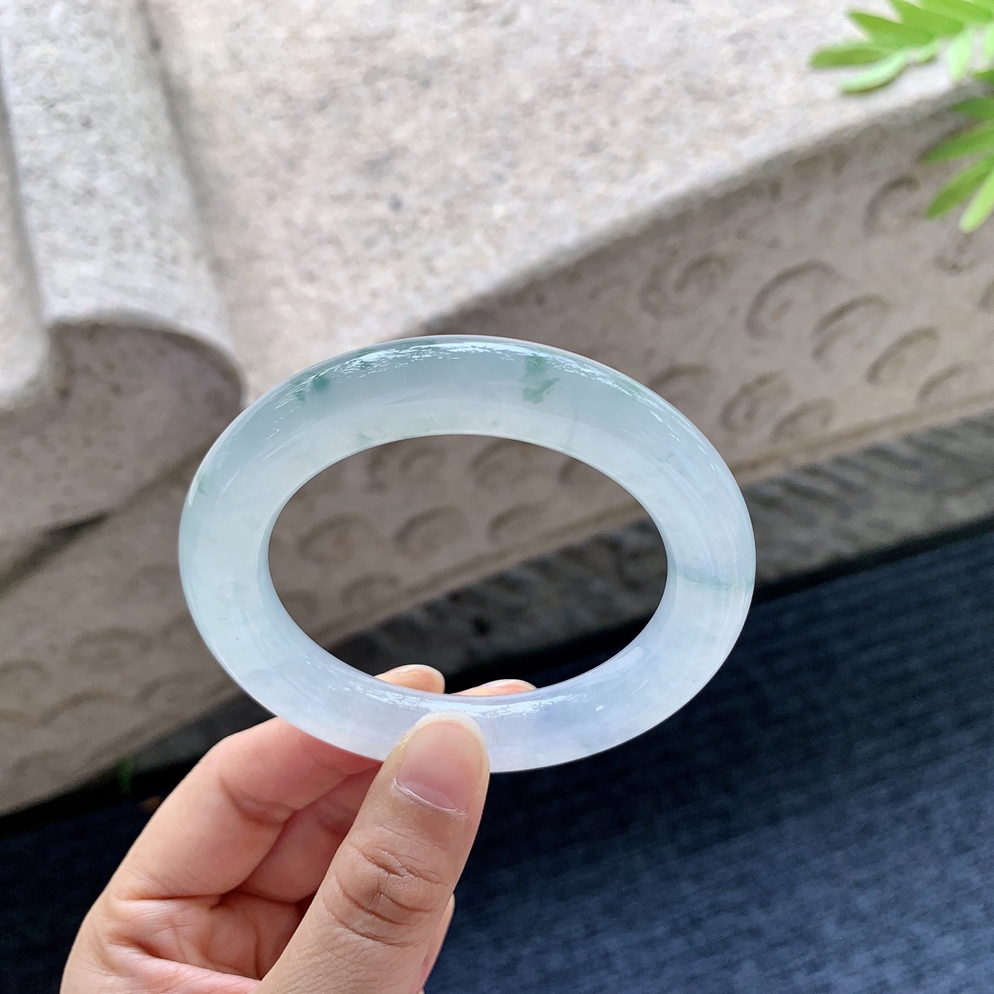 圆条52 53【圈口】53.8/11.2/11.2【编码】C5052972【描述】冰糯飘花，水润，种老，细腻，打灯有棉线