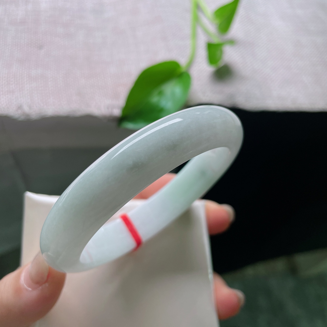 57.6/13/8.6飘绿正圈，白底青，于素白处见繁华。 那一抹绿，是给平淡生活最好的点缀。棉团无裂。ss53390a