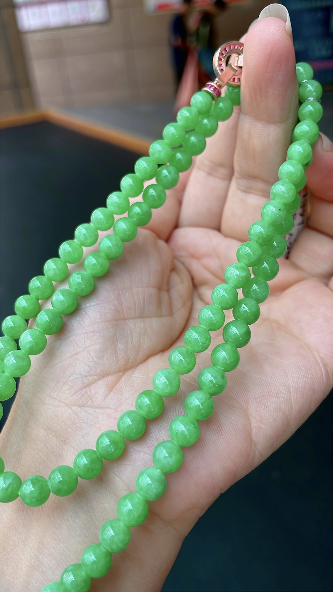 冰阳绿珠链 色泽鲜艳，珠圆玉润 尺寸：5.8-6.5，96颗