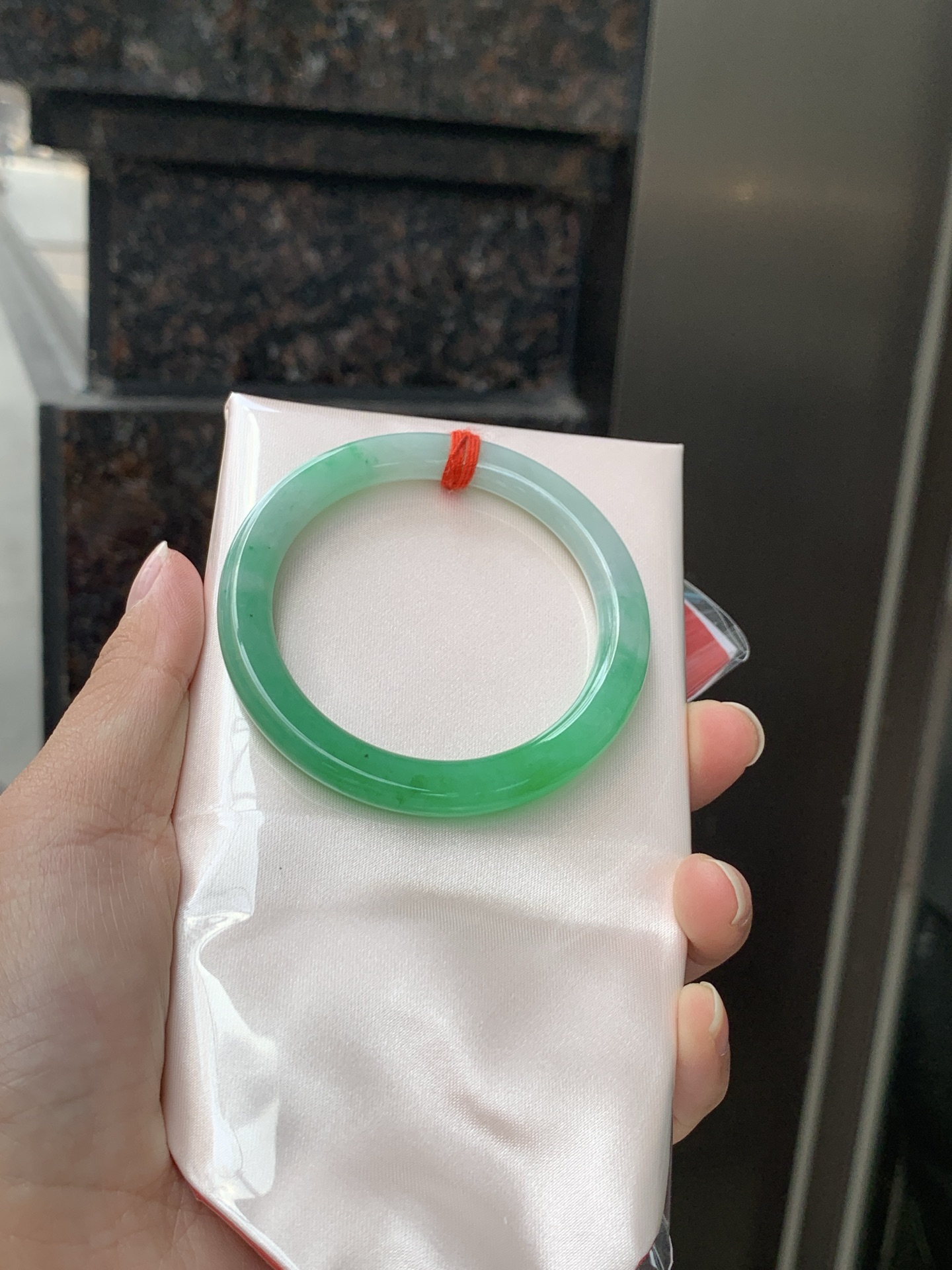 阳绿圆条 0529-N812 打灯纹裂，底妆细腻，通透的苹果绿底色像是被春雨洗过的嫩叶在，阳光下还会透出甜甜的蜜糖光泽，夏日清新感拉满。