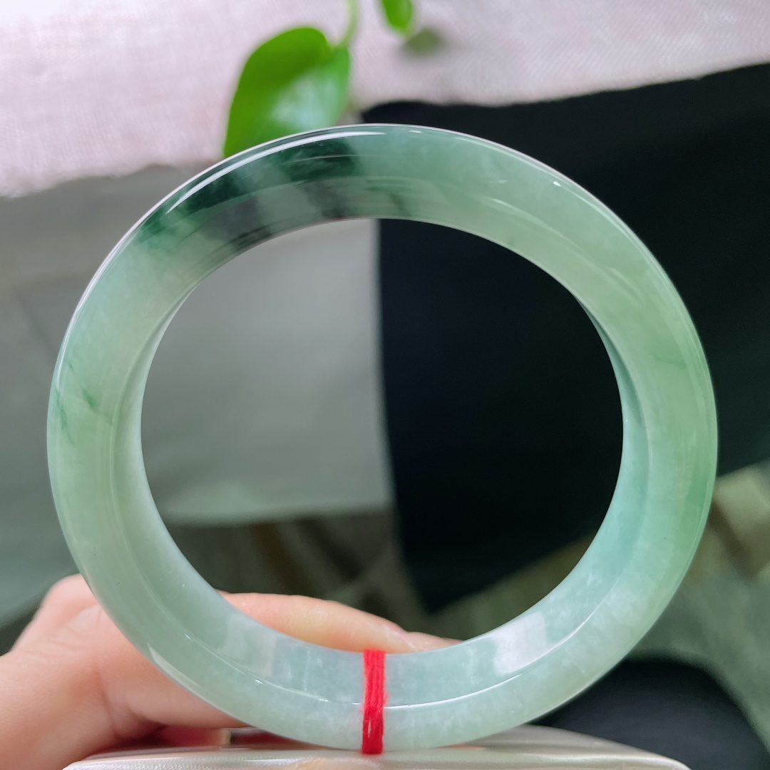56.3/12/8.1，飘花正圈，绿底，水润，是春风遗落的花瓣，也是山川写下的诗行。无裂，ss522