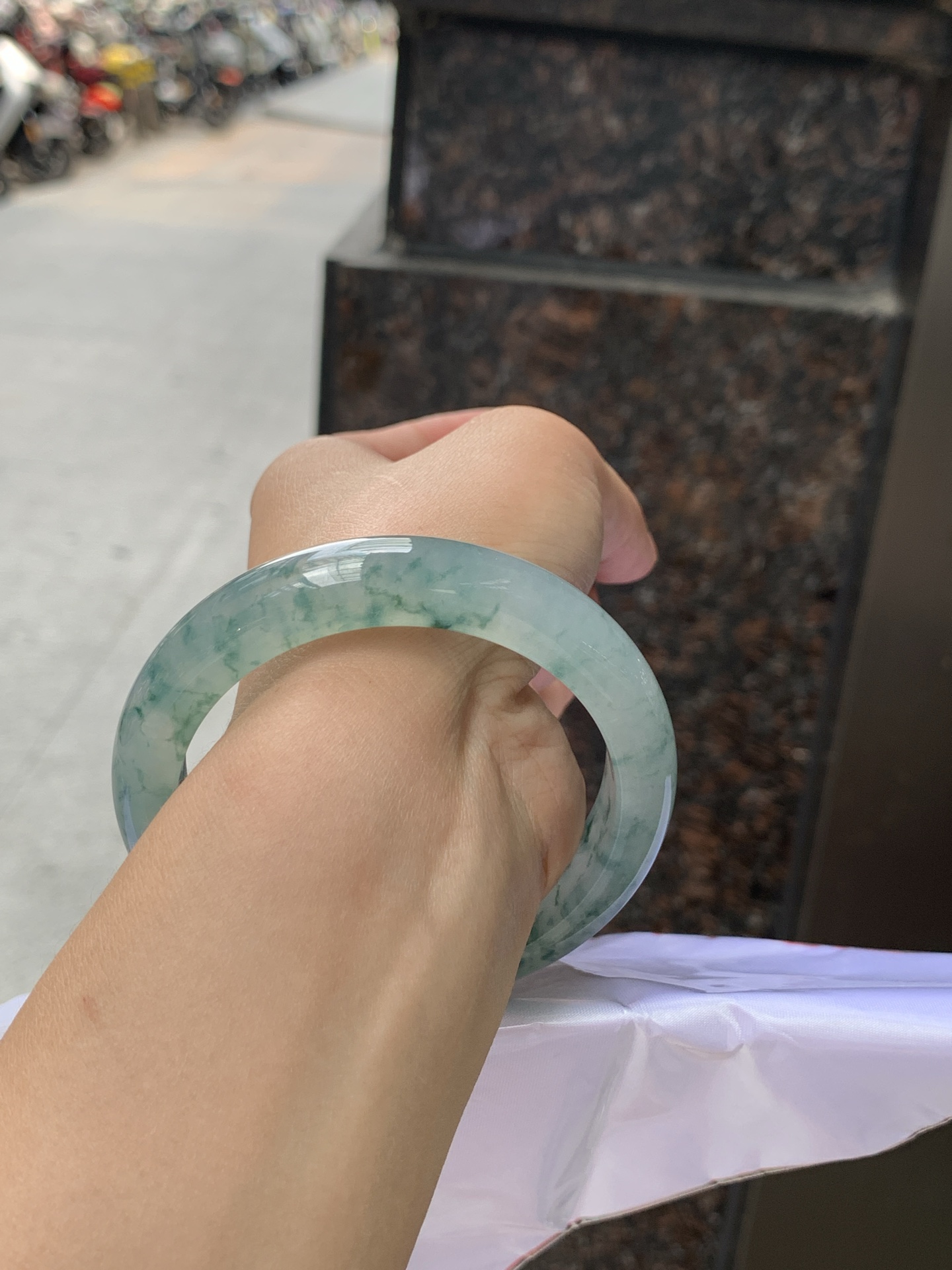 冰飘花正圈 58-12.4-9 0529-N829 打灯纹裂，底妆冰润细腻，冰底中开出了朵朵蓝花，飘花灵动飘逸，勾勒出一幅唯美诗意的山水意境画，古典优雅又秀气