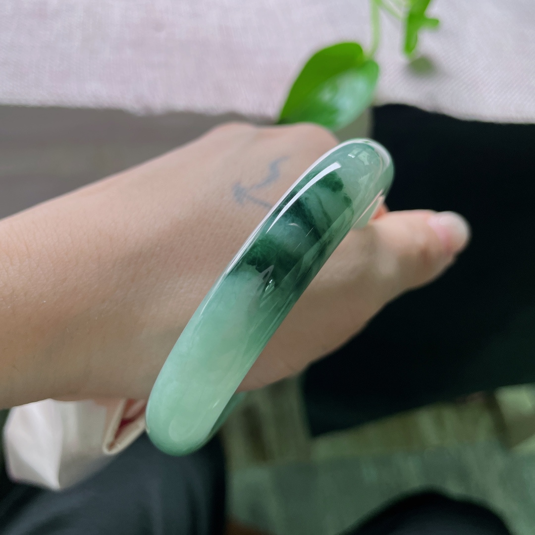 56.3/12/8.1，飘花正圈，绿底，水润，是春风遗落的花瓣，也是山川写下的诗行。无裂，ss52290a
