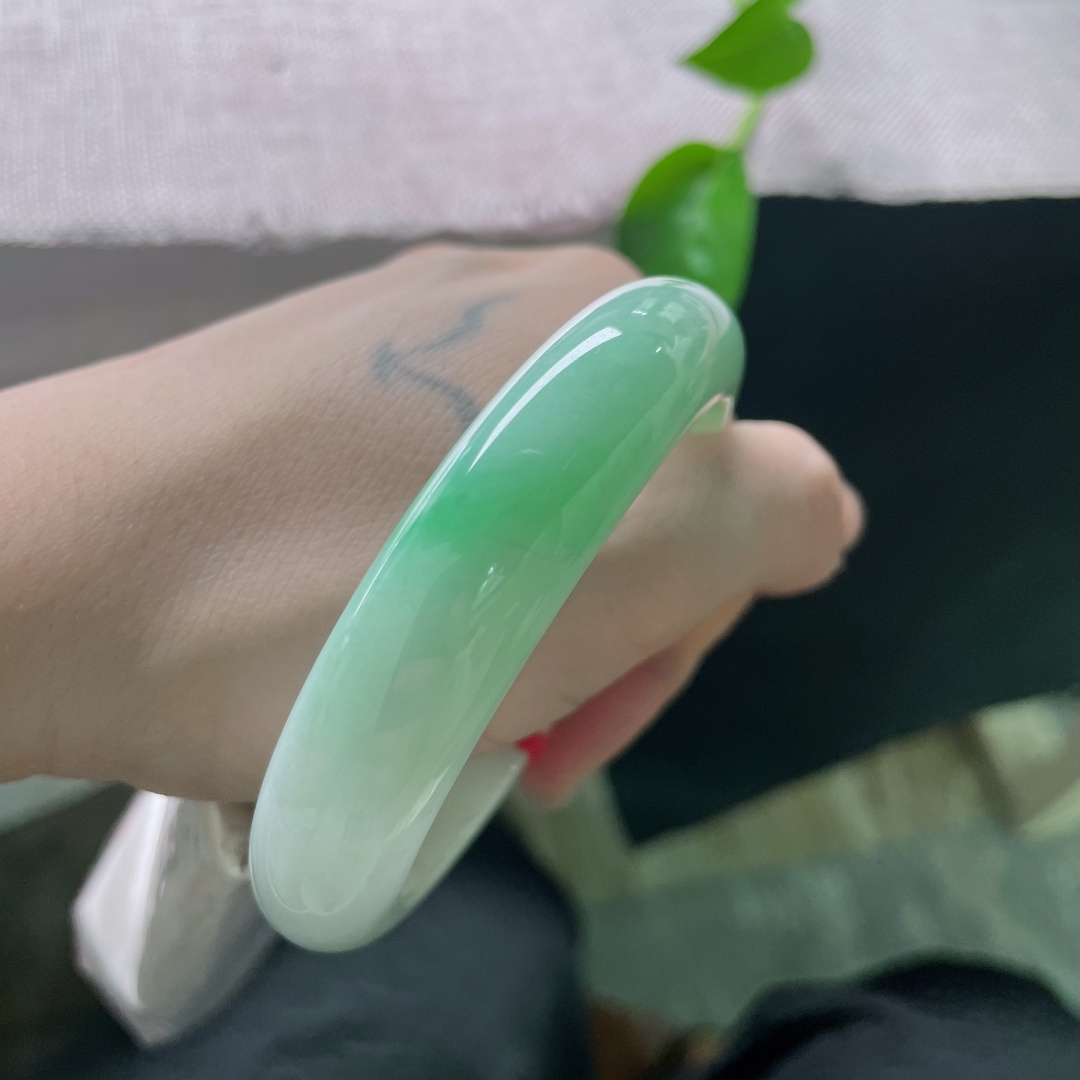 57.6/13.7/8.8绿底正圈，水头好，细润，云想衣裳花想容，玉想白底一抹青。皮纹，ss53392a