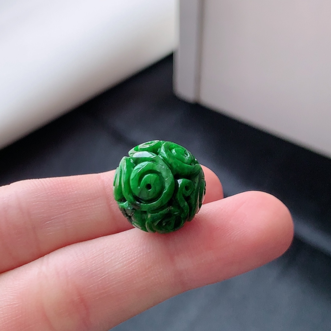 辣绿仿古挂件,色系甜美，种老饱满水润，佩戴优雅时尚,货号11527，15.8