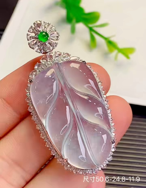 18k金+钻玻璃种大树叶吊坠，饱满圆润晶莹剔透，款式时尚百搭，性比高，实物更漂亮，无裂，50.6-2