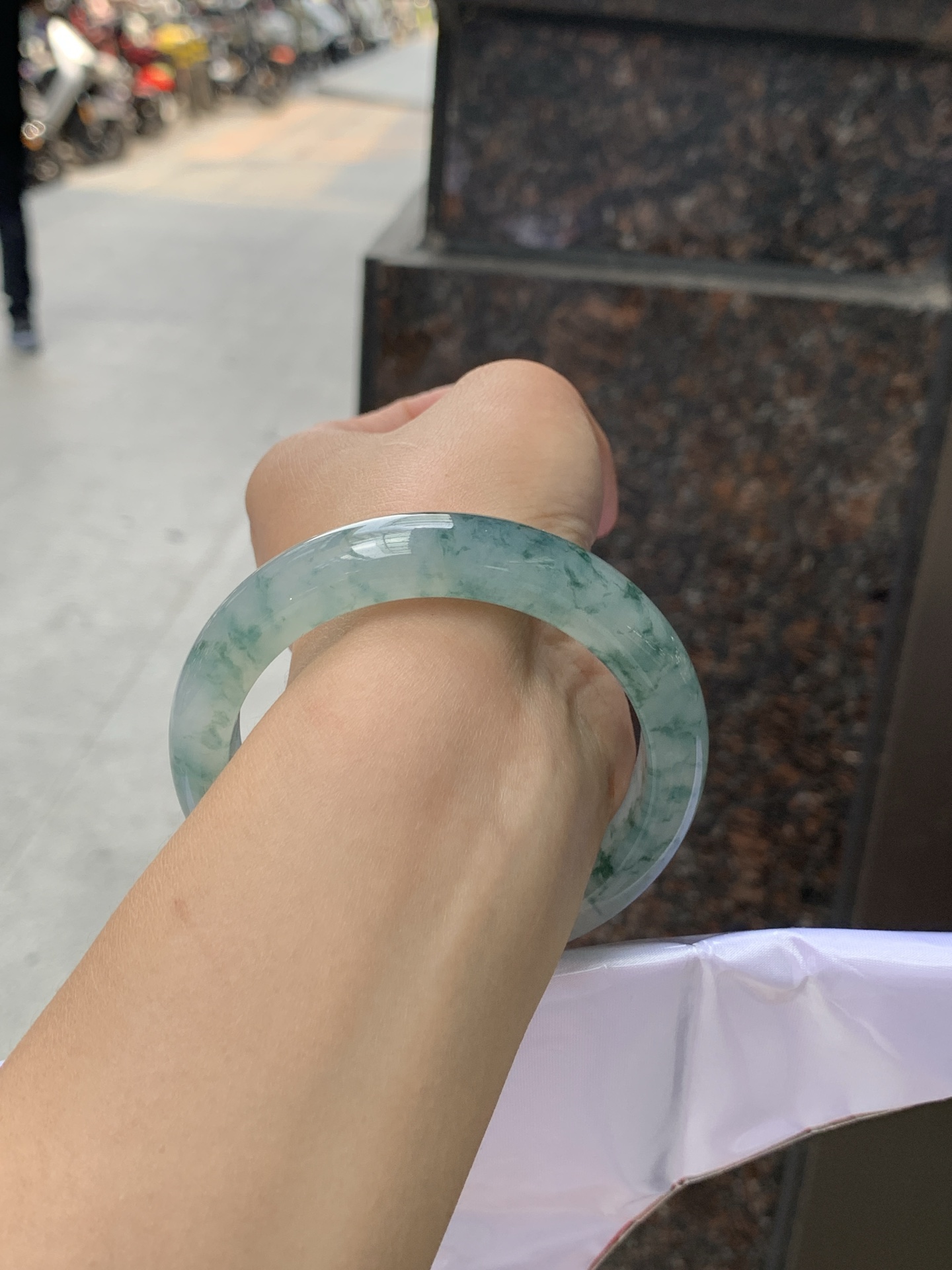 冰飘花正圈 58-12.4-9 0529-N829 打灯纹裂，底妆冰润细腻，冰底中开出了朵朵蓝花，飘花灵动飘逸，勾勒出一幅唯美诗意的山水意境画，古典优雅又秀气