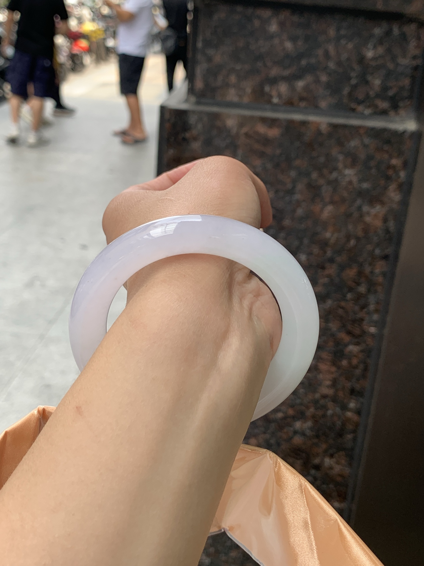 白月光圆条 56.5-11.5-11.6 0529-443-71 打灯细纹，底妆水润，水水润润的白月光，如同夜空中最温柔的那一抹月光，轻轻洒落你的手腕，带来一份宁静与雅致