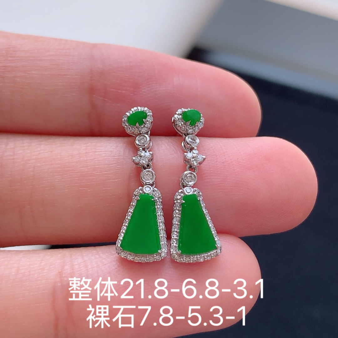 冰阳绿无事牌耳坠   翠色冰阳   冰润饱满   种色怡人 上耳优雅迷人 货号115527，21.8