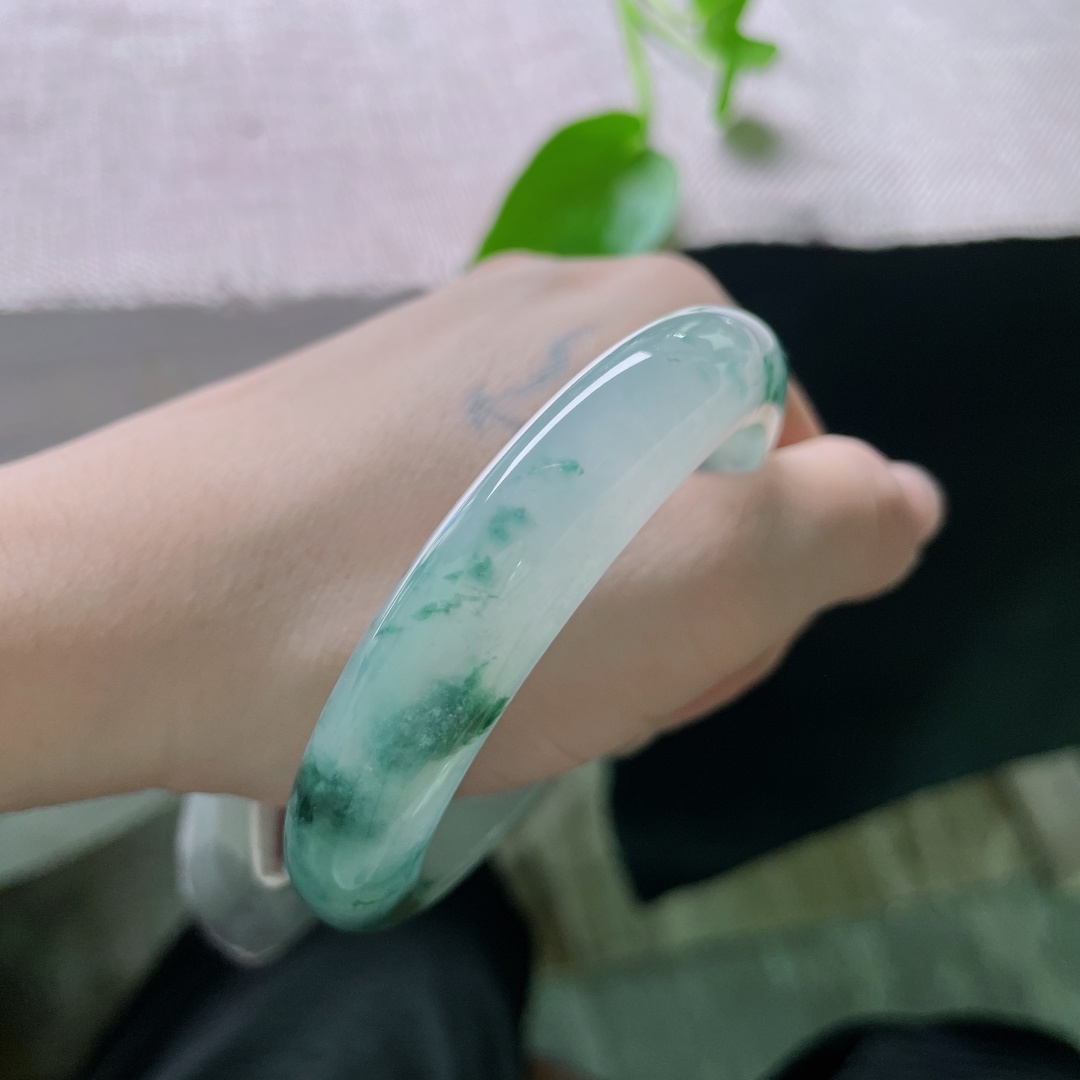 55.6/12.4/8.6冰飘花正圈，冰底凝清露，花影落腕间。种老，清透泛光，无裂，ss53136a