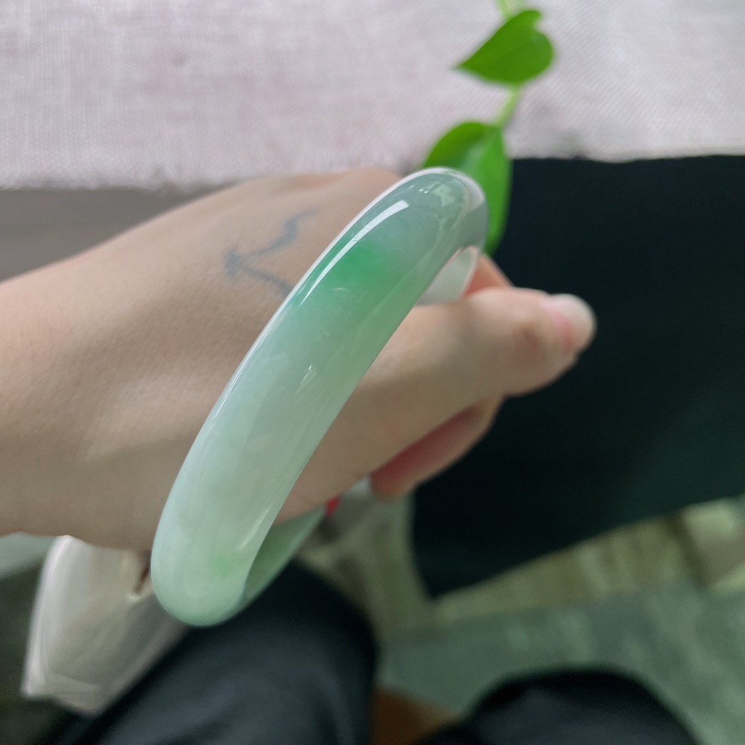 58.8/12.1/8.2，飘绿正圈，水润，细腻，贵气，耐看下，优雅，有纹，ss52573a