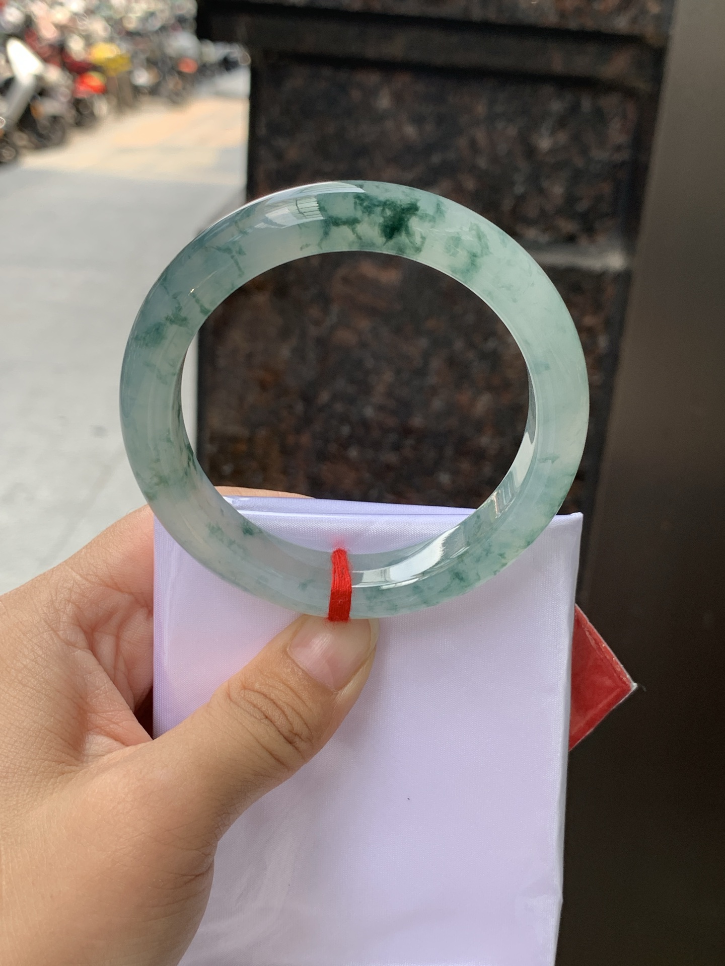 冰飘花正圈 58-12.4-9 0529-N829 打灯纹裂，底妆冰润细腻，冰底中开出了朵朵蓝花，飘花灵动飘逸，勾勒出一幅唯美诗意的山水意境画，古典优雅又秀气