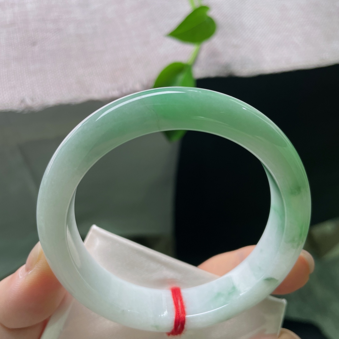 57.6/13.7/8.8绿底正圈，水头好，细润，云想衣裳花想容，玉想白底一抹青。皮纹，ss53392a