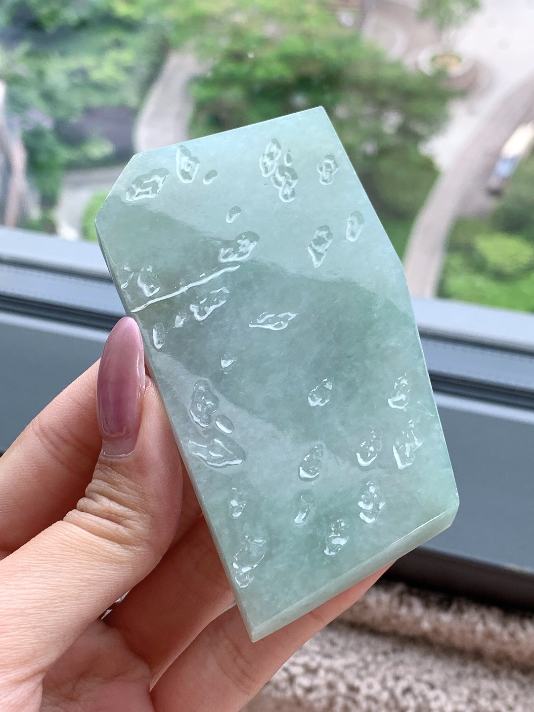 【材料】🫧 冰晴水/牌子料/片料/板料/特色料【题材】可做牌子、人物、山水、动物、花件……等推荐参考【尺寸】94-53.1-8.1【重量】112.4克· 一溪青霭色，半亩碧塘光。·清润的晴水翡翠料自带一汪柔润湖光，如晨雾漫过青峦，自带静谧清宁的氛围感，可雕琢成山水意境牌，借玉中天然的润色晕染出层峦叠嶂、烟波浩渺的景致，寓意前程似锦、心境澄明；也可做简约无事牌，保留料子的温润底色，尽显清透雅致，寄托平安顺遂、温润一生的美好祈愿。