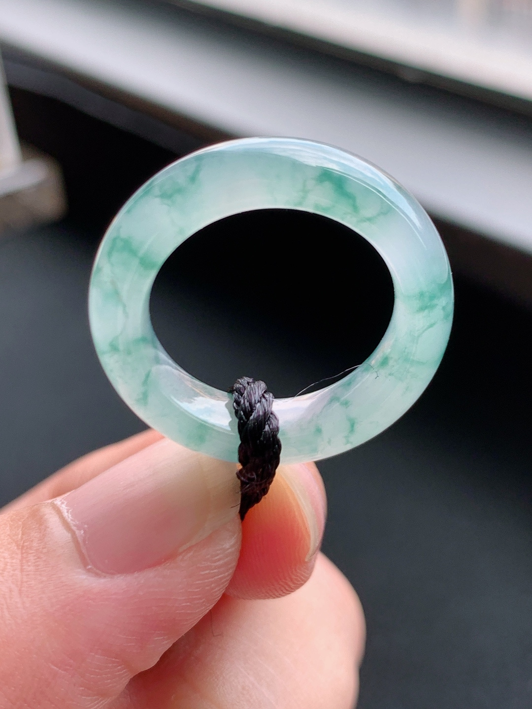 冰种飘花指环，翠影漫过冰面，清透又灵动，戴在手上自带清冷贵气。自然光拍摄