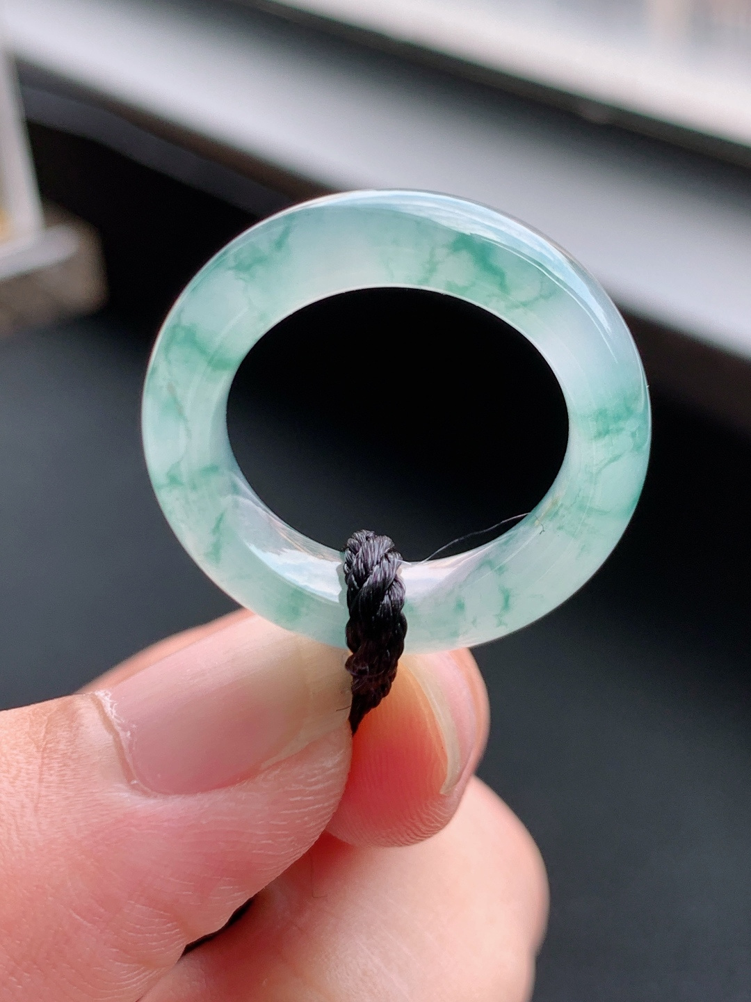 冰种飘花指环，翠影漫过冰面，清透又灵动，戴在手上自带清冷贵气。自然光拍摄