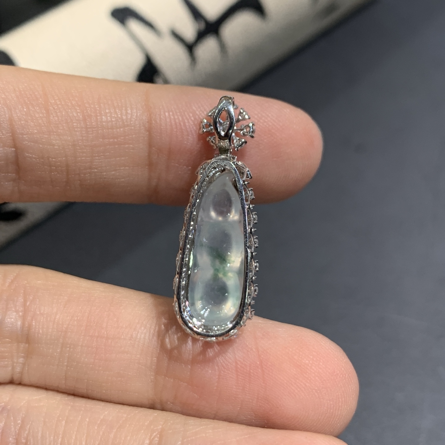 🩷0528🩷 高冰飘绿花福豆 18K真金真钻镶嵌 整体:28.5-9.8-9.5 裸石:18.2-6