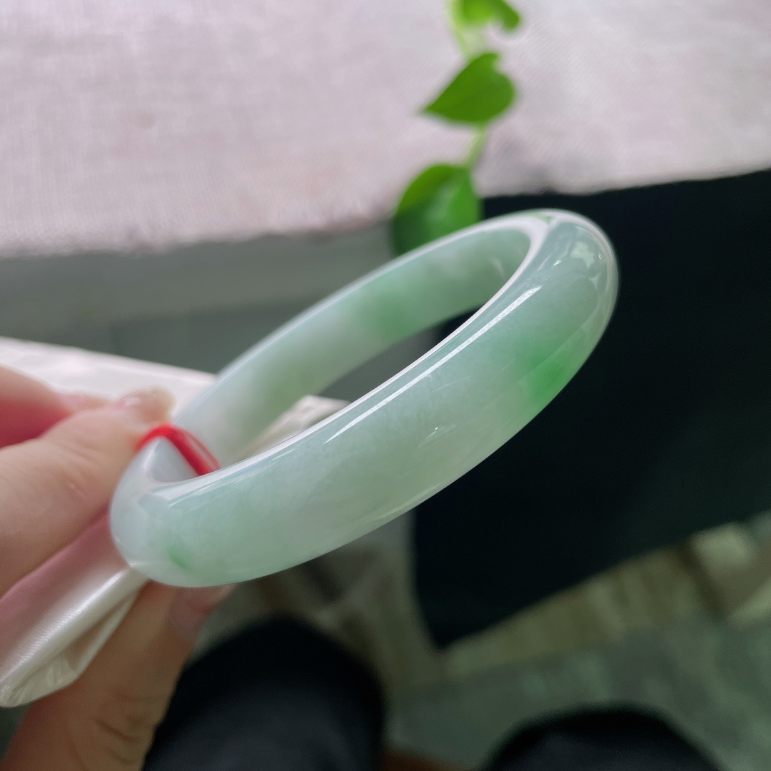 58.8/12.1/8.2，飘绿正圈，水润，细腻，贵气，耐看下，优雅，有纹，ss52573a